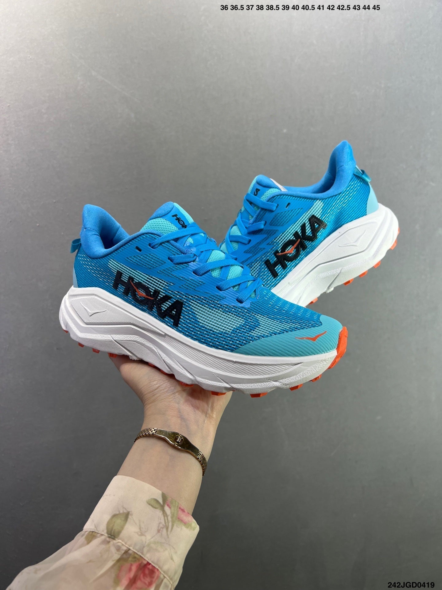 HOKA CHALLENGER 8