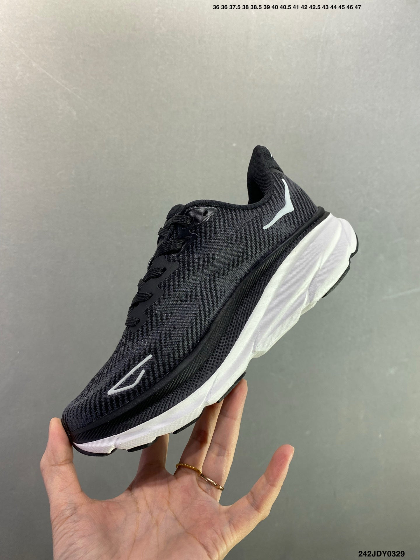 HOKA M CLIFTON 9